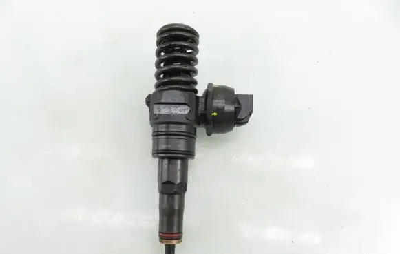 Volkswagen Golf V Fuel injector 0414720215 038130073AG
