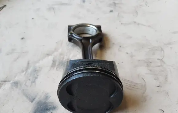 Ford Focus Piston with connecting rod HXDA