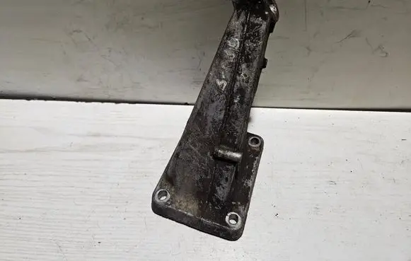 Engine mounting bracket
