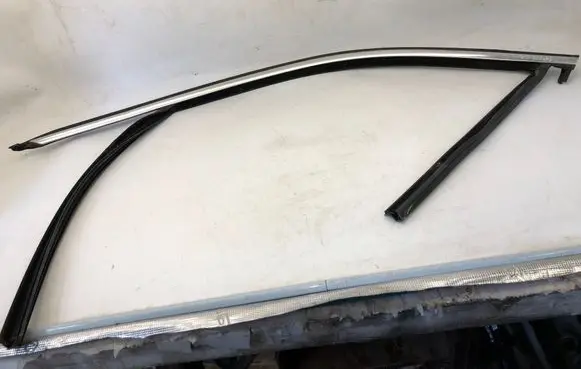 BMW X1 U11 Rubber seal front door window/glass 206779