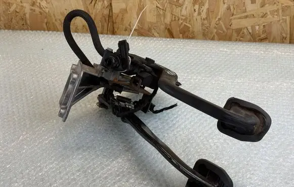BMW 3 E46 Clutch pedal 1163870 35311163870 35112229182