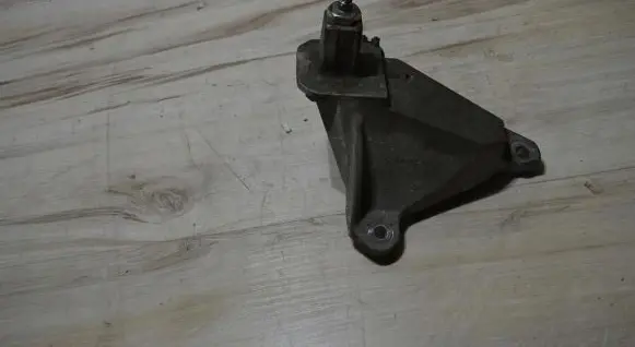 Nissan Note (E12) Engine mount bracket