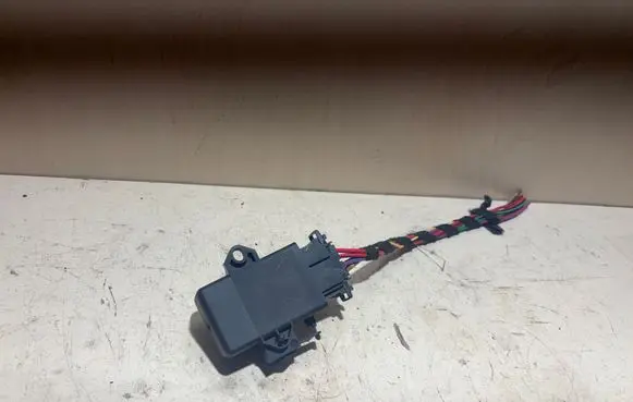 Volkswagen PASSAT B7 Seat heating relay 1K0959772