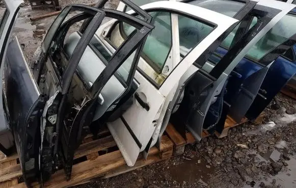 Mazda 6 Rear door sidabrines