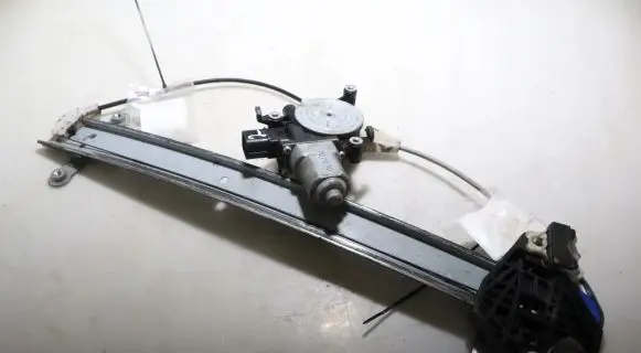 Subaru Impreza III Front window lifting mechanism without motor