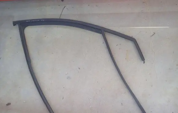 Renault Captur Rubber seal front coupe door window 803309796