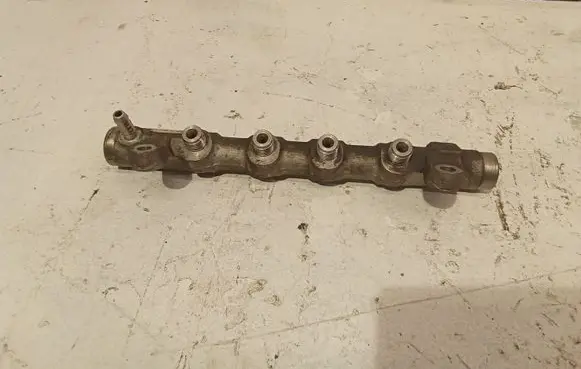 Volkswagen PASSAT CC Fuel main line pipe 03L089N 0073382