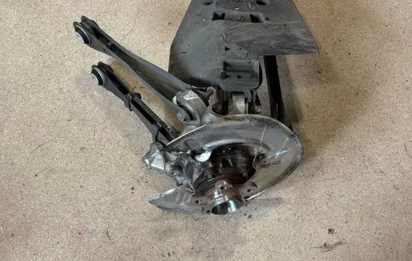 BMW 5 G60 G61 Rear wheel hub spindle/knuckle 8840678 8852068 8852715