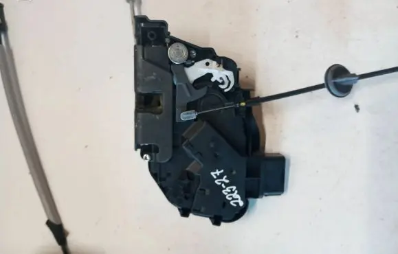 Volvo XC60 Front door lock 30799311