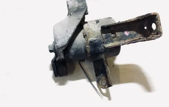 Mazda 6 Engine mount bracket