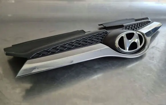 Hyundai Veloster Front bumper upper radiator grill 2V100
