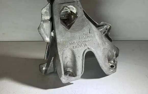 Engine mounting bracket