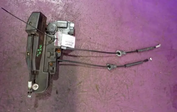 KIA Carens I Front door lock