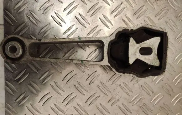 Engine mount bracket