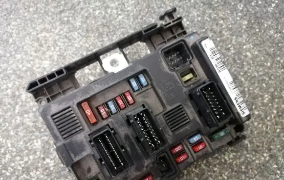 Citroen C3 Pluriel Fuse module 9643498880