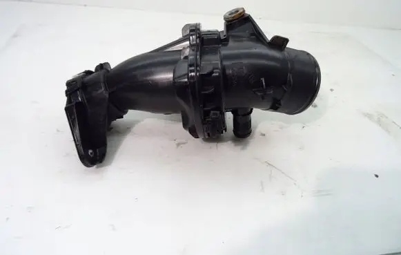 Renault Megane III Air intake duct part 165761844R