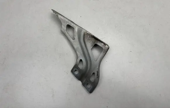 Audi Q3 8U Fender mounting bracket 8U0821135