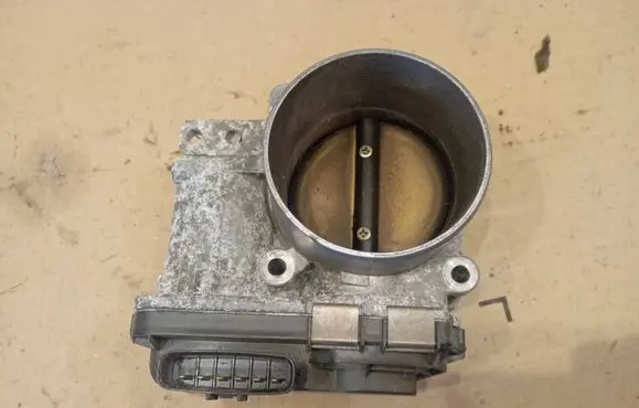 Volvo V70 Throttle body valve 8677796 12D09 00889