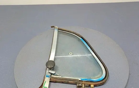 Volkswagen New Beetle Front door window glass four-door
