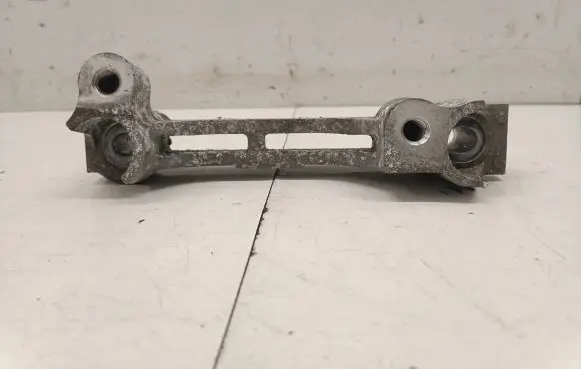 Engine mounting bracket