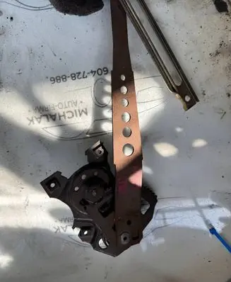 Mercedes-Benz W123 Front door manual window regulator 00098787