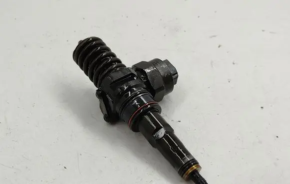 Volkswagen Golf IV Fuel injector 038130073F 0414720007