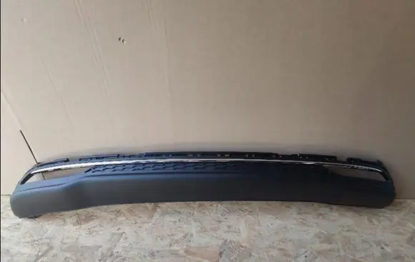 Rear bumper trim bar molding
