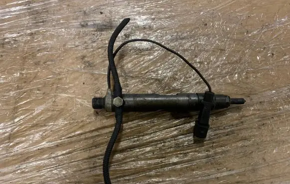 Volkswagen Golf IV Fuel injector 028130201S