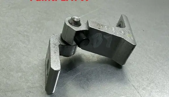 Volkswagen PASSAT B8 Rear door upper hinge 8X4833408A