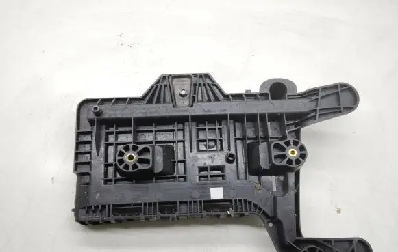Volkswagen Tiguan Battery box tray 1K0915333