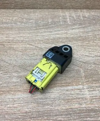 Toyota Prius (XW20) Airbag deployment crash/impact sensor 8983168030 WITHPLUG