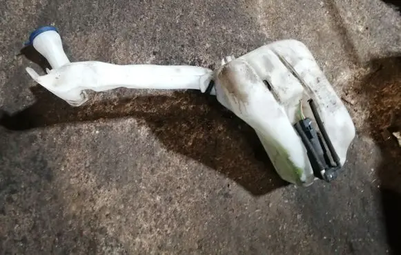 Windshield washer fluid reservoir/tank