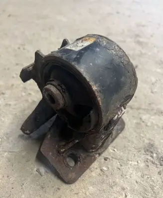 Toyota Avensis T220 Engine mount bracket