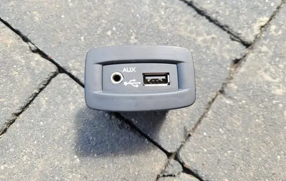 Renault Scenic III - Grand scenic III AUX in-socket connector 280230006R 1143907