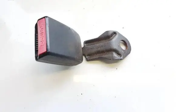 Middle seatbelt buckle (rear)
