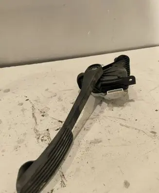 Volvo V70 Accelerator throttle pedal 30683516 6PV00853712