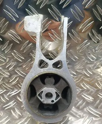Peugeot 508 Engine mount bracket