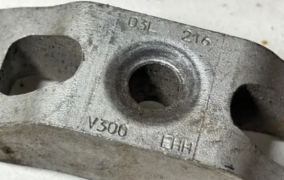Skoda Octavia Mk2 (1Z) Fuel Injector clamp holder 03L216 V300