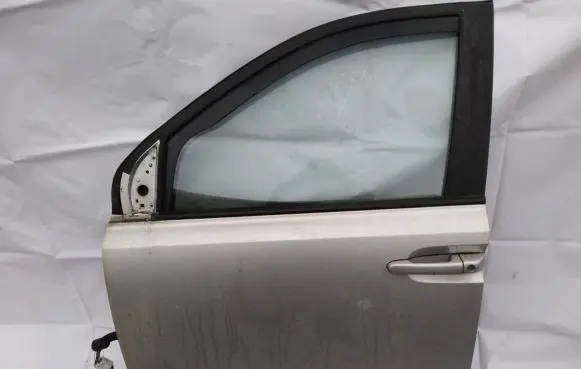KIA Carnival Front door sidabrine