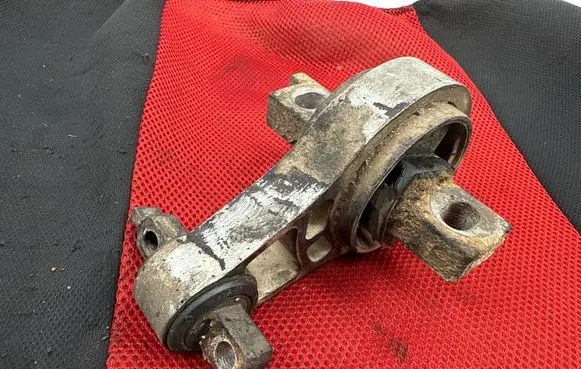 Engine mount bracket