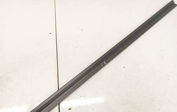 Skoda Octavia Mk2 (1Z) Front door glass trim molding 1Z0837479A