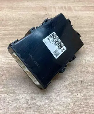 Toyota Avensis T270 Power management control unit 8969005010 MB1028500050