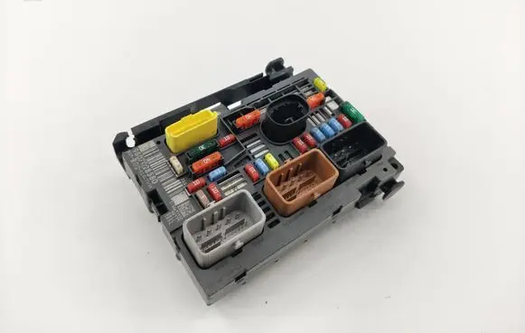 Peugeot 3008 I Fuse module 9807028580