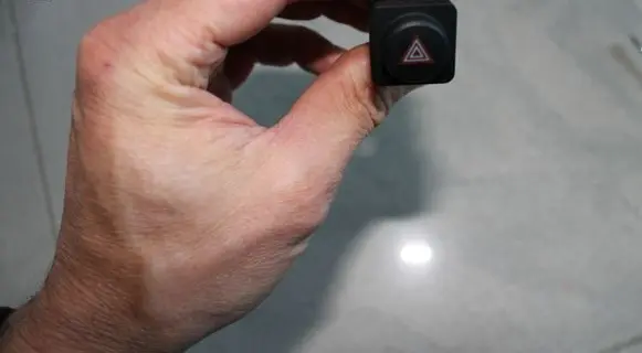 Opel Mokka X Hazard light switch 102865517 YP00033477