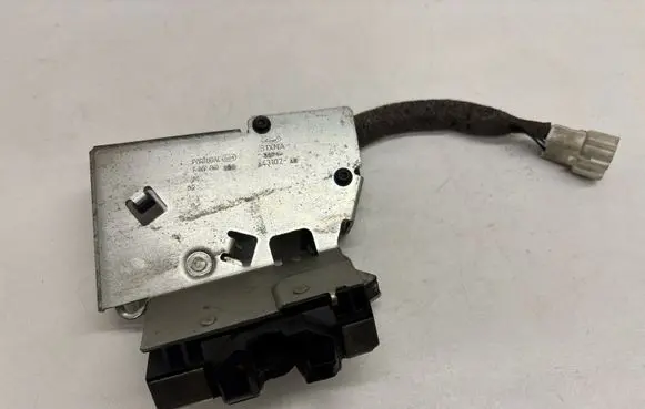 Ford Mondeo Mk III Tailgate/trunk/boot lock/catch/latch 3S71A43102AB