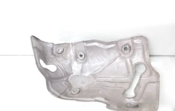 Toyota RAV 4 (XA40) Exhaust heat shield