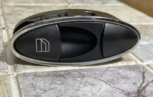 Mercedes-Benz E W211 Electric window control switch A2118218651