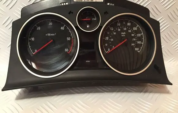 Opel Zafira B Speedometer (instrument cluster) 13243054