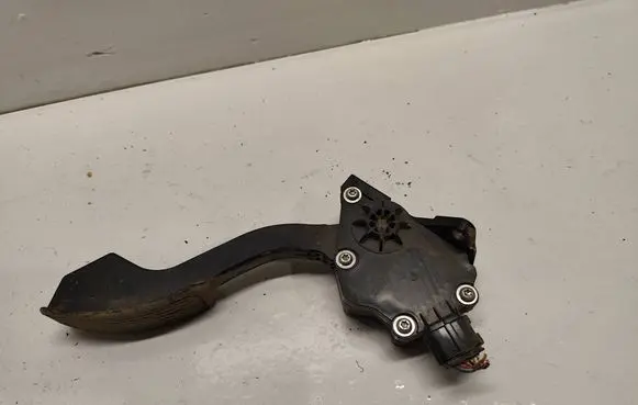 Toyota RAV 4 (XA30) Accelerator throttle pedal 7811042010 1988007270 09H21B00008