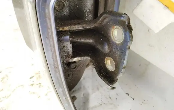 KIA Sorento Rear door lower hinge